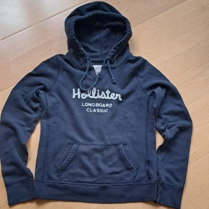 Hollister hoodie - Sjukt snygg ovanlig hollister hoodie⭐️ Står storlek M men passar mer XXS, därav priset. Kom gärna med frågor🤗                                                        Pris kan diskuteras något🍂