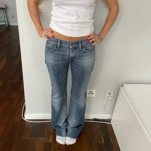 Lågmidjade bootcut jeans - Lågmidjade bootcutjeans i storlek S. Midja: 38x2 cm innerben: 80 cm. Fållen är uppsydd, se sista bilden
