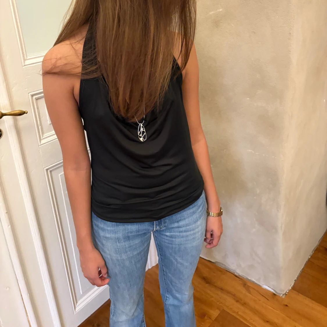 Svart halterneck linnetopp med ringdetalj - 1