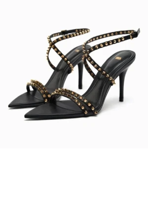Svarta pumps med nitar från Zara - Snygga svarta pumps, smala remmar med guldfärgade nitar. Skorna har spetsig tå och hög klack