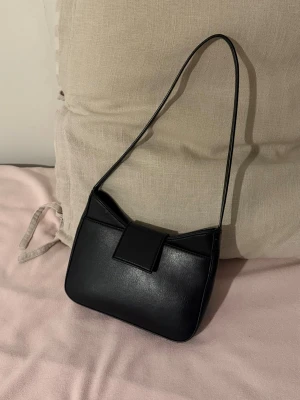 svart handväska - liten svart väska från brandy! två fack och ett innefack med dragkedja🖤lite slitet vid handtaget men inget som syns