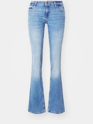 Lee jeans - supersnygga low waist bootcut Lee jeans i modellen jessica! Storlek 25/31. Har vanligt vis xs/s i jeans o är 167 o dessa sitter perfekt på mig! Väl använda men inga defekter förutom pyttelite slitningar mellan benen men de är inget man tänker på, (sista bilden)  annars superbra skick!