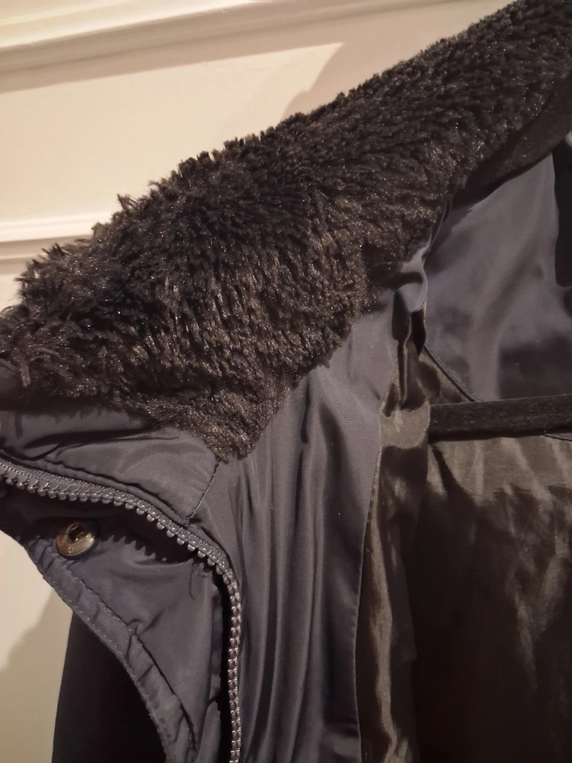 Svart parkasjacka med fuskpäls - 3
