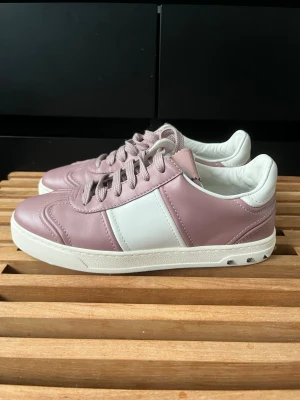 Valentino flycrew  - Tjena, säljer nu dessa riktigt snygga och populära valentino flycrewsen i bra skick, alla nitar är kvar, endast skorna ingår, hör av er vid frågor och funderingar🙌🤝