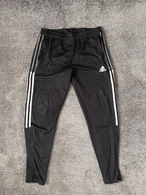 Svarta Adidas träningsbyxor - Sköna träningsbyxor