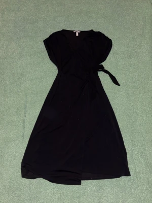Svart omlott klänning - Svart kortärmad omlott klänning. 