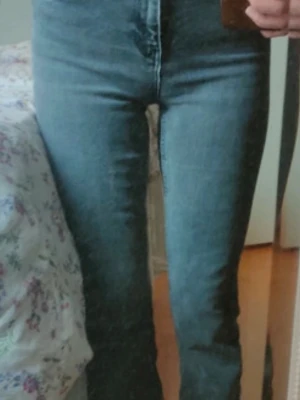 Gråa bootcutjeans  - Gråa mid waist jeans från Zara. Pris kan diskuteras 