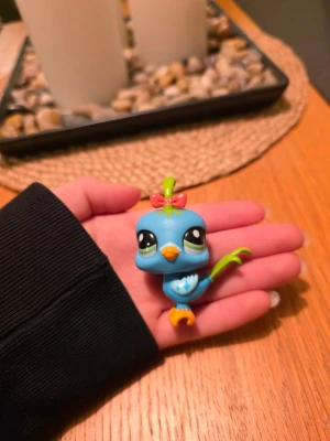 Littlest pet shop - Littlest pet shop fågel Finns fler i min profil för samfrakt. Följ gärna mitt konto då jag kommer lägga upp fler figurer😊