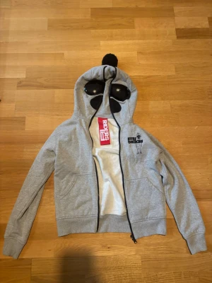 AI riders storm hoodie, grå full zip, Storlek XS - En sälaynt och oanvänd AI ridera storm hoodie goggle, med zip och är grå. Storleken 12 years är XS. 