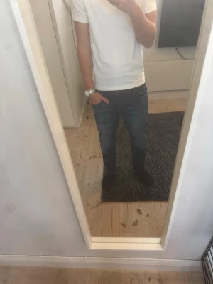 Blå slim fit jeans från Jack & Jones - Snygga blå slim fit jeans från Jack & Jones ca W30 L30 i strl jag i bilden är 179 och nypris på jeansen är ca 900. Modell Mike