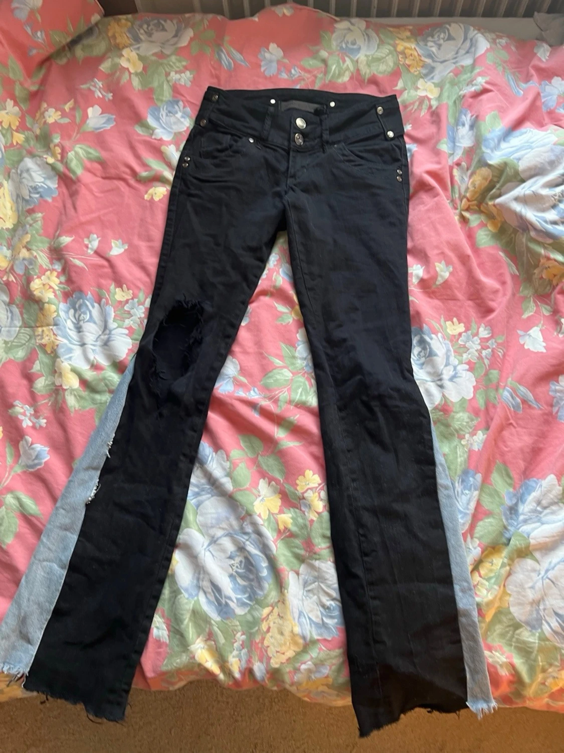 Svarta bootcut jeans med slitningar