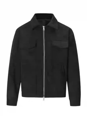 Svart jacka med dragkedja - Stilren svart jacka med rak passform och hel dragkedja framtill. Jackan har klassisk krage, en bröstficka med lock. Perfekt för dig som gillar minimalistisk och tidlös stil.