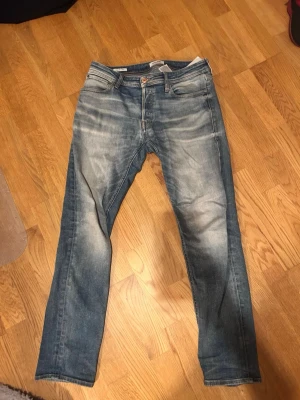 Blå slim fit jeans Jack and jones  - Ett par blå slim fit jeans med lite fade detaljer. Storleken är 32/32, Dm för mer frågor, priset ej hugget i sten! 😁