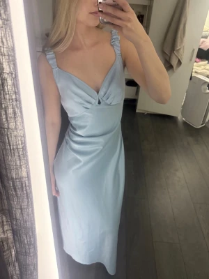 Helt ny Adoore klänning - Helt ny satinklänning från Adoore, otroligt fin, strl xs🩷 Nypris 1400!!