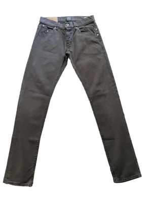 Dondup - Svarta jeans  - Snygga slim fit/skinny jeans från Dondup! Har ett litet hål mellan benen (se på slide 6) men hålet är knappt synligt och går att sy ihop. Kom DM för mer frågor! Priset är inte hugget i sten 😁    Insida lar: 80 cm Utsida lår: 106 cm Midja: 82 cm