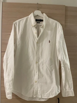 Vit Polo Ralph Lauren Slim Fit Skjorta - Vit Oxford Polo Ralph Lauren skjorta | Storlek: M, Slim fit | Skick: Väldigt bra | Kvitto finns ej | Kom PM för frågor och fler bilder!