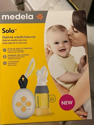 Medela Solo elektrisk bröstpump - Medela Solo är en elektrisk enkelbröstpump i vitt och gult med smidig USB-laddning. Den är lättanvänd och enkel att rengöra, perfekt för dig som vill pumpa snabbt och effektivt. Tillverkad i BPA-fria material och har en kompakt design.
