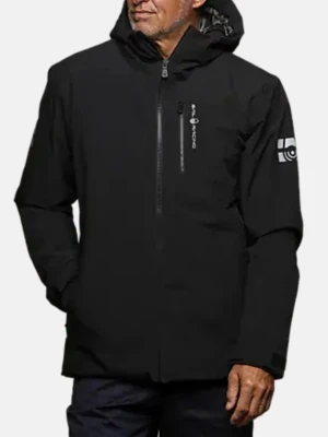 Svart vindjacka Sail Racing - Stilren svart vindjacka från Sail Racing med huva och dragkedja framtill. Jackan har en bröstficka med dragkedja, logotyp på bröstet och ärmen samt justerbara muddar. Perfekt för blåsiga dagar och enkel att matcha med olika outfits.