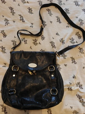 Vintage axelväska  - Vintage axelväska i läder, man kan se i etiketten på insidan att det står "cuero vacuno" som betyder läder från ko. Se alla bilder. Köpt i Argentina