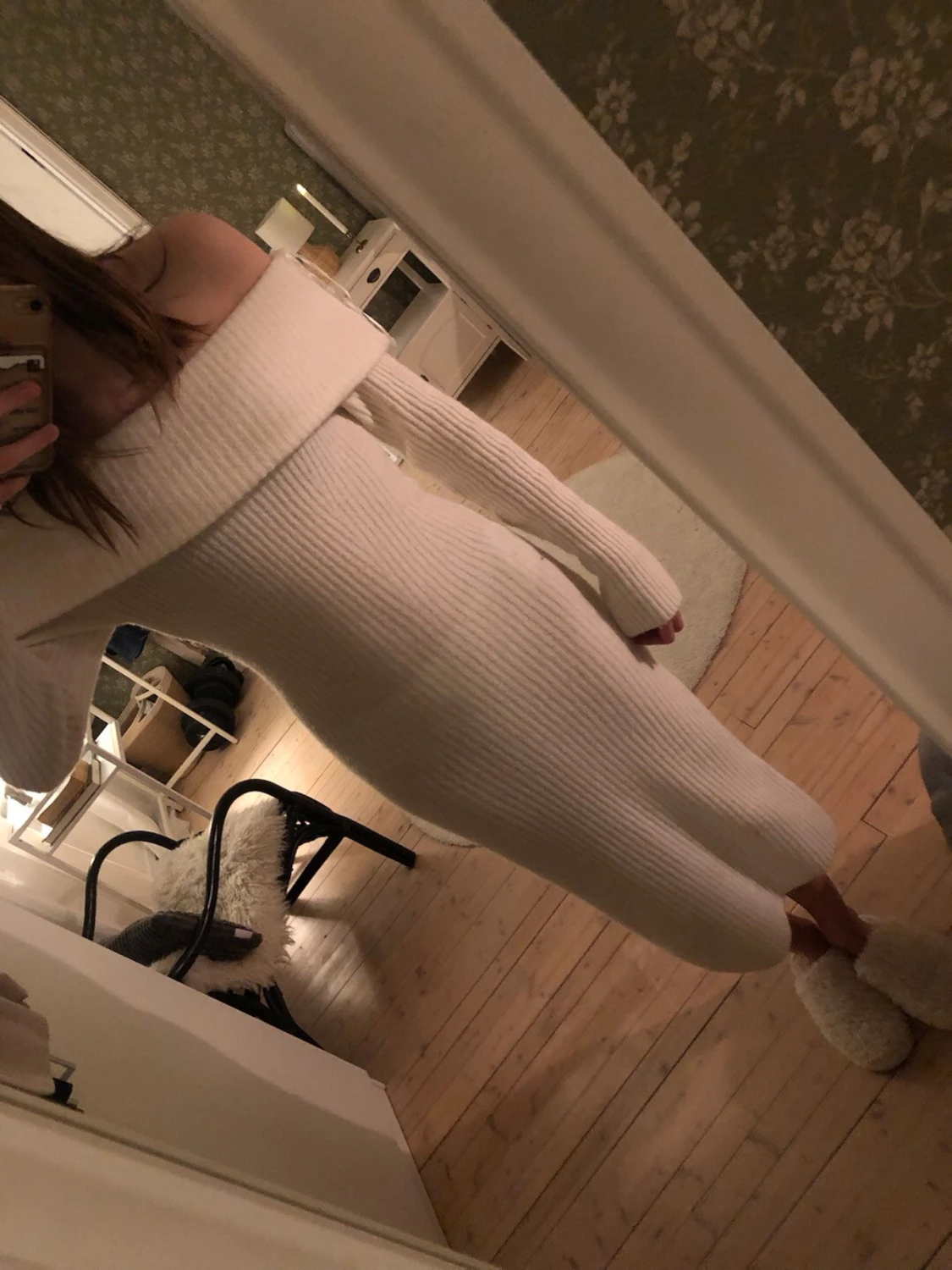 Vit ribbad offshoulder klänning