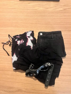 Underdelar - Ett klädpaket med en kjol, ett par shorts och ett par långbyxor, inkluderar även ett skärp. Allt passar S/M och är i fint skick