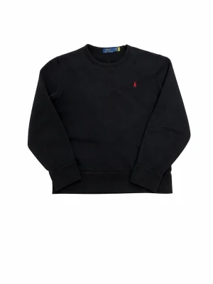 Polo Ralph Lauren sweatshirt M - Klassisk svart sweatshirt från Polo Ralph Lauren med rund halsringning och diskret röd logga broderad på bröstet. Tröjan har långa ärmar och ribbade muddar vid ärmslut och nederkant. Perfekt basplagg i mjukt material. I nyskick och storlek M, pris kan gå ner i pris vid snabb och smidig affär🤝👍