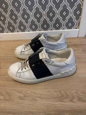 Valentino Open  - Tja, säljer dessa feta Valentino Open skor i bra skick. Storleken är 39 men passar 40. Mitt pris är 1699, men kan givetvis diskuteras vid snabb affär! Ni ser defekterna på bilderna. Tyvärr ingen box men finns Dustbag. Hör av er vid frågor🙌