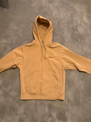 Beige hoodie från Carhartt - Beige luvhoodie från Carhartt. Mycket bra skick. Storlek S men funkar för mindre M också.