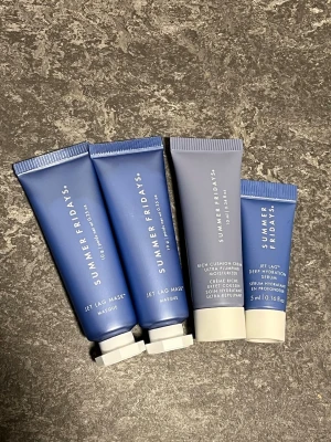 Summer Fridays mini hudvårdsset - Ett set med fyra minituber från populära Summer Fridays: två Jet Lag Mask, en Rich Cushion Cream och ett Jet Lag+ Deep Hydration Serum. Det är 20g tsm för masken och 28g kostar 339 på Sephora för referens så riktigt fynd ✨ Perfekt för resan eller för att testa 💙