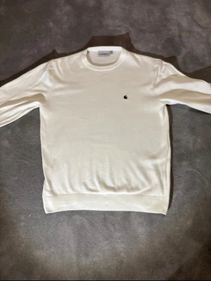 Vit tröja från carhartt - Vit sweatshirt från carhartt. Mycket bra skick, inga missfärgningar eller skavanker. Storlek S.