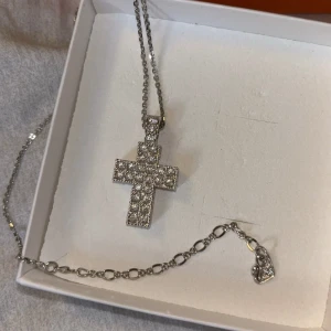 Swarowski halsband - Halsband 50cm från swarowski aldrig använd