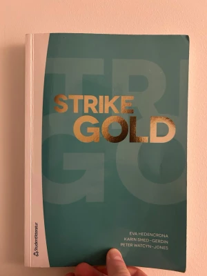 Strike Gold kursbok - Strike Gold är en kursbok med turkos och vit framsida samt guldfärgad text. Boken är skriven av Eva Hedencrona, Karin Smed-Gerdin och Peter Watcyn-Jones. Perfekt för dig som pluggar engelska och vill ha en tydlig och modern lärobok.