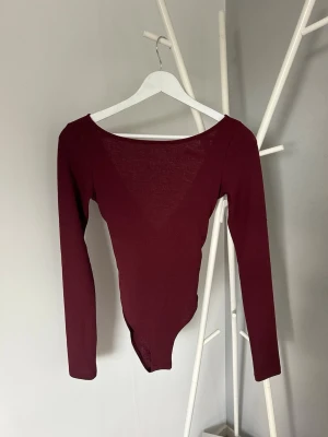 Mörkröd body - Superfin body med knut och ganska öppen rygg. Knappt använd 🥰