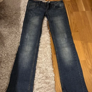marinblå lågmidjade jeans - så coola marinblå lågmidjade jeans med bootcut passform!! midjemått är 37cm och innerbenet 80cm🤗