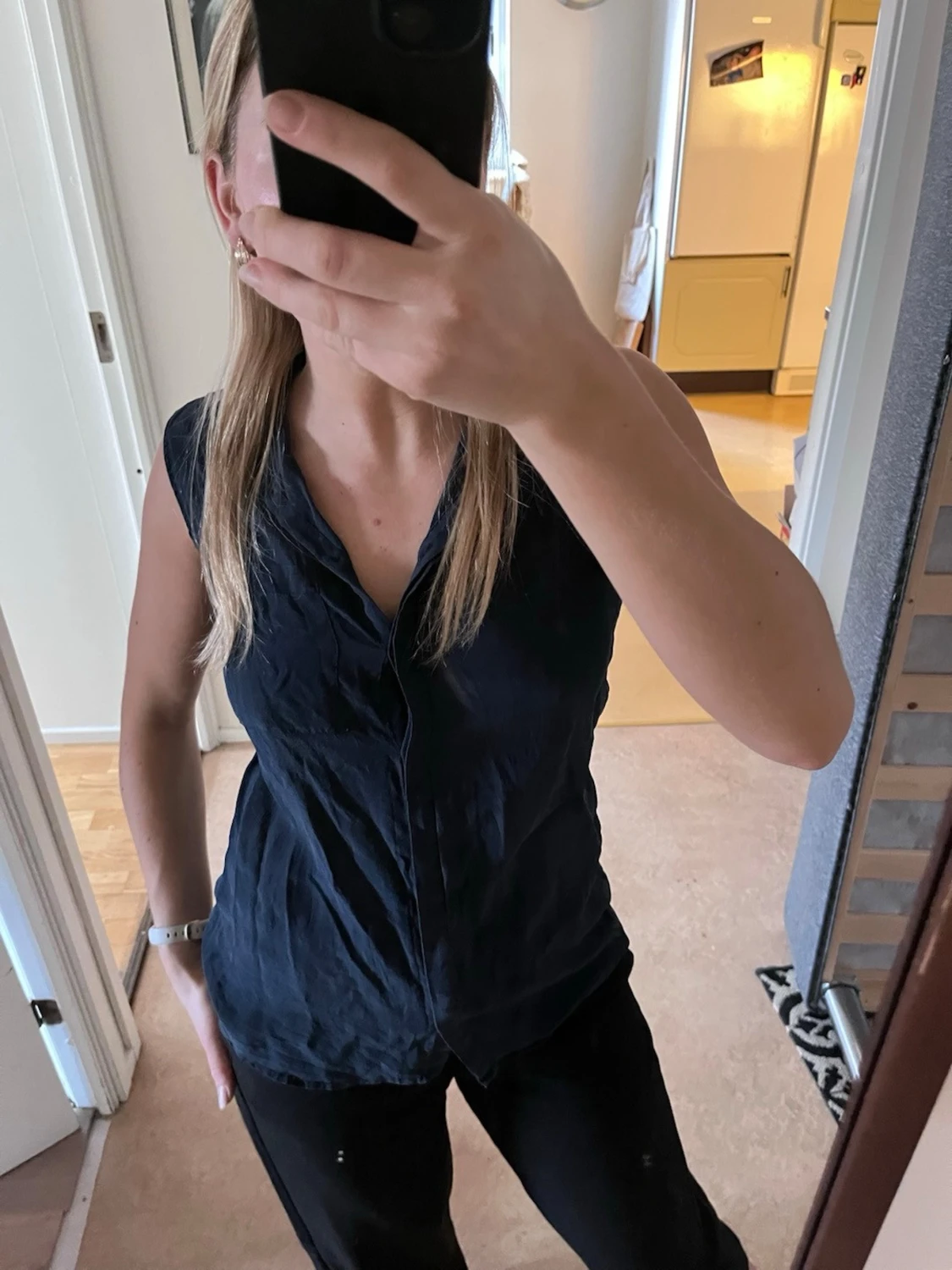 Mörkblå ärmlös blus från Esprit - 1