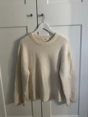 Stickad tröja  - Vit stickad tröja från Gina i storlek s💞💞