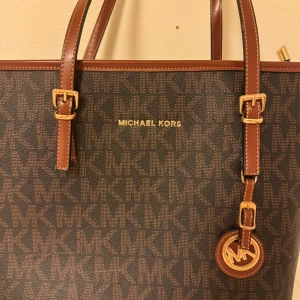 Brun  handväska - Ny väska som är oanvänd. Obs EJ ÄKTA