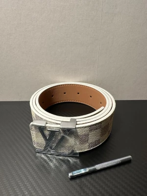 Märkesbälte med LV spänne - Säljer ett helt nytt märkesbälte, 110cm, skickas med skydd!