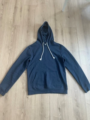 Marinblå hoddie - Stilren pier one hoddie, inga slitage och täcken på att den är använd. Storleken är S men den är lite mindre i storleken