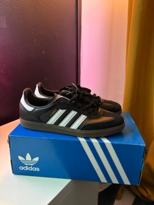 Adidas Samba OG svarta sneakers - Säljer helt nya svarta adidas samba og i storlek 41 1/3   på grund av att de inte passade mig. Helt ny skick aldrig använda med prislappen kvar  Priset går att diskutera vid snabb affär, hör av dig vid frågor😊