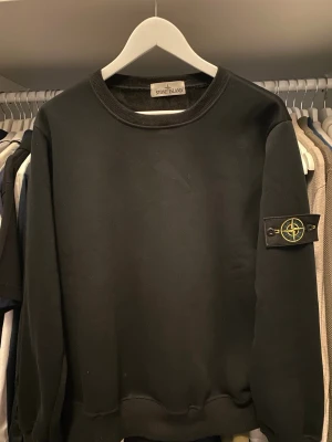 Stone island tjocktröja - Säljer nu min svarta stone island tjocktröja som är sparsamt använd och aldrig tvättad. Riktigt stilren och vardaglig tröja. Vid frågor kontakta mig! Storleken är S-M