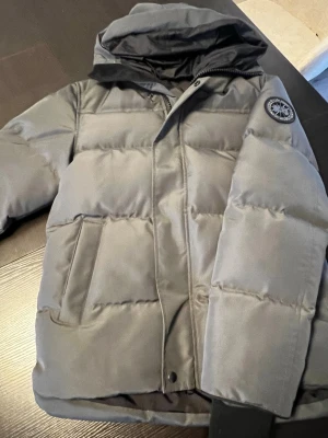 Canada goose jacks  - Väldigt fin Canada goose jacka den håller dig väldigt varm för mer frågor kom dm, pris kan diskuteras;)