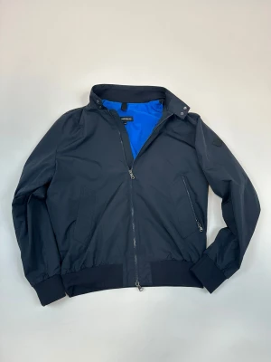 Svart bomberjacka med dragkedja - Svinsnygg svart bomberjacka från j Lindeberg för bara 599!!!! Pris är diskuterart vid dm!!