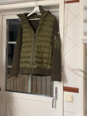 moncler cardigan  - säljer nu denna riktigt feta moncler cardigan i helt ny skick då den ej passade mig så väljer jag att sälja vidare. storlek L passar någon från 178-185 mellan 68-78 kg Helt ny aldrig använd. Köp gärna med PostNord eller bring