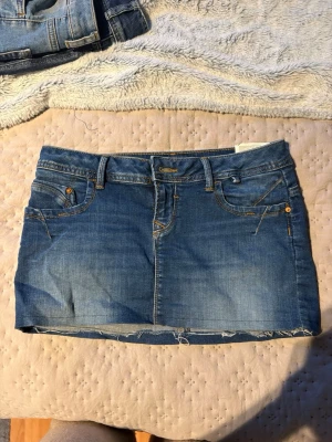 Blå jeanskjol  - Snygg blå jeanskjol från LTB⭐️ den är uppsydd för att kunna sitta low waist