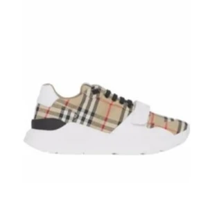 Burberry sneakers med rutigt mönster - Snygga sneakers från Burberry med det klassiska beigea rutmönstret, svarta och röda detaljer samt vit sula. Skorna har svarta skosnören och en bred vit rem över foten. Perfekta för dig som vill sticka ut med en ikonisk design.