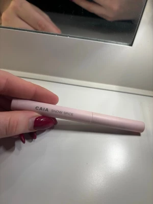 CAIA Snow Spice ögonskugga - Säljer denna Snow Spice krämögonskuggan från CAIA, funkar även jättefint som highlighter! ALDRIG ANVÄND🎀vet ej varför den hamnar som ”fri frakt”, köparrn betalar alltid frakten som tillkommer 