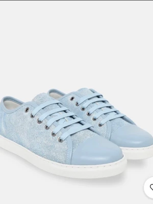 Ljusblå sneakers från Lanvin - Helt nya lanvin skor i färgen ljusblå helt nya inte rörda box och äktahetsbevis, nypris 5199kr, pris kan diskuteras vid köp👍