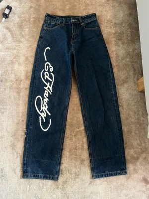 Ed Hardy Jeans  - Supersnygga jeans från Ed Hardy. Högmidjade. Använda men fortfarande bra skick. Lite slitage längst nere då de är för långa för mig (se sista bilden)  