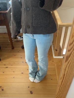 Ljusblå bootcut jeans - Säljer ett par ljusblå bootcut jeans från H&M (Lappen är bortklippt). De är jättesköna och enkla, men passar till allt! (Framfickorna är endast design, så finns inga riktiga). De har en fin passform och jag säljer dem eftersom att de inte har kommit till användning.